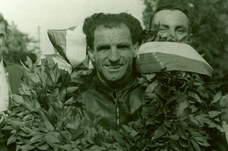 Tennikurve; benannt nach dem italienischen Motorradrennfahrer Omobono Tenni, der an dieser Stelle 1948 tödlich verunglückte